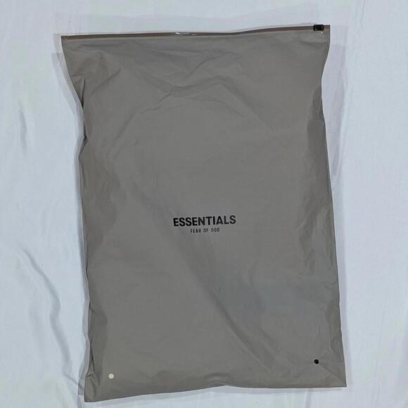 BRAND NEW Fear of God Essentials T-Shirt Cream Applique Logo SS20 Pacsun Size M - Picture 6 of 9